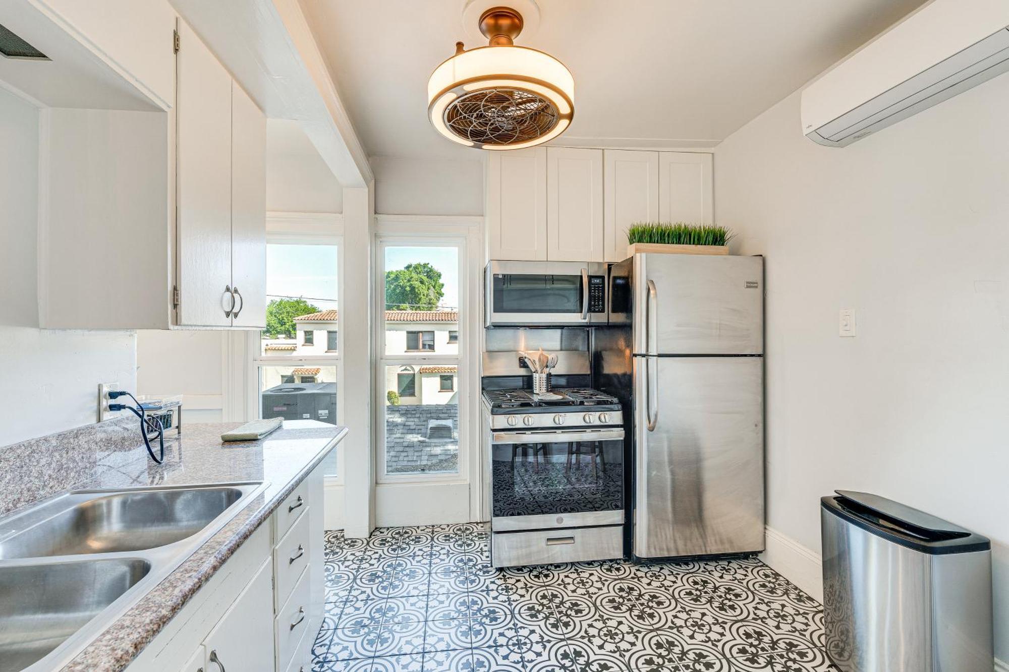 Bright Woodland Apartment Walk To Main Street 외부 사진